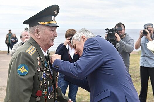 93-летнему жителю Курска вручили орден "Сампо". Ветеран участвовал в освобождении Олонецкого района