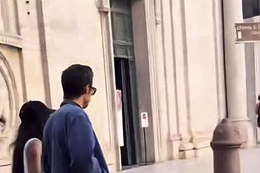 Певец Гарри Стайлс схватил Зои Кравиц за ягодицы на прогулке