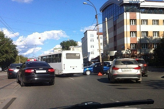 В Екатеринбурге в тройном ДТП пострадали 2 человека