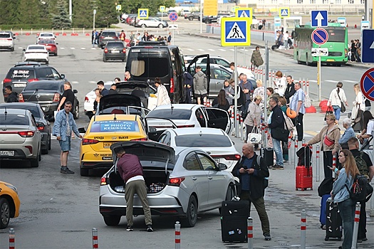 "РГ" выяснила, почему в России не удалось покрасить такси в единый цвет