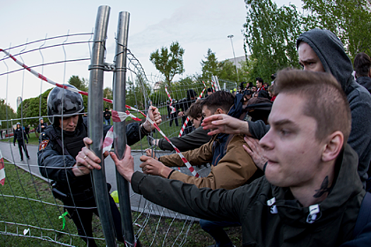 В Москве строят сотни храмов, несмотря на гнев жителей. Кому это выгодно?