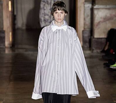 Парни в платьях, а девушки в огромных офисных рубашках: смотрим показ Raf Simons Spring 2022