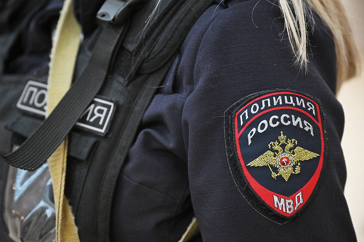 Трехлетнего ребенка в одном нижнем белье нашли на пороге ЗАГСа в российском городе