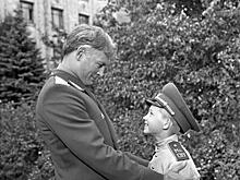 Василий Лановой поздравляет офицеров со 100-летием образования Красной армии