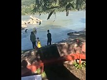 Россиянка сорвалась со скалы в горную реку из-за селфи и попала на видео