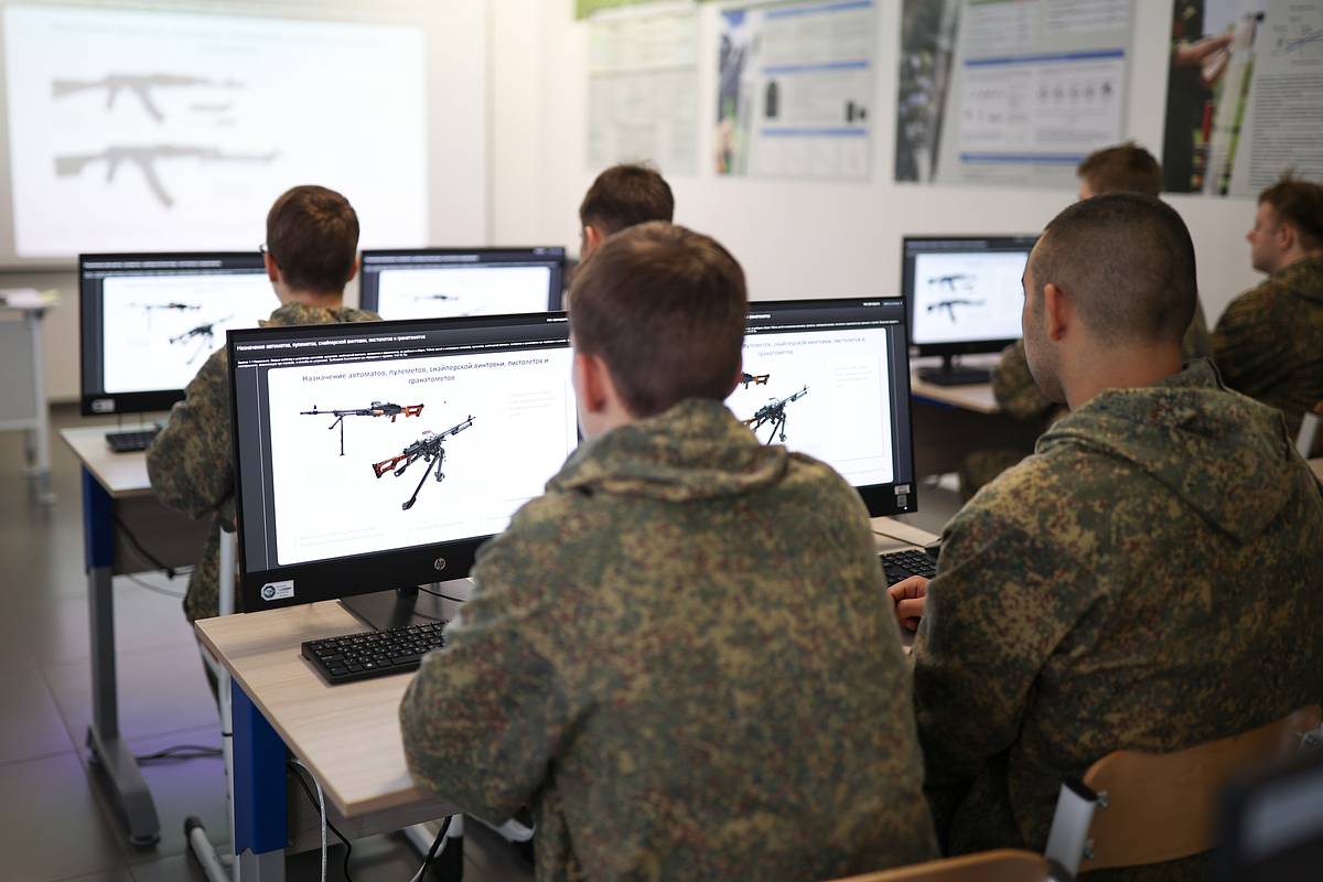 В российских школах решили с нового учебного года ввести базовую военную подготовку