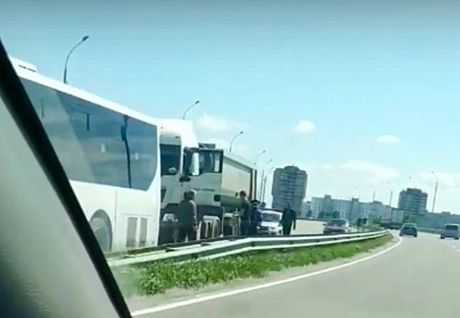 На выезде из Батайска произошло массовое ДТП с автобусом
