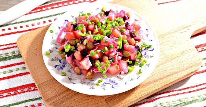 Хозяйка приготовила оригинальный салат из квашеной капусты, добавив овощи и масло