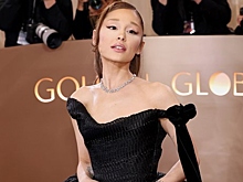 Ариана Гранде высмеяла Vogue за нелепую деталь на ее фото