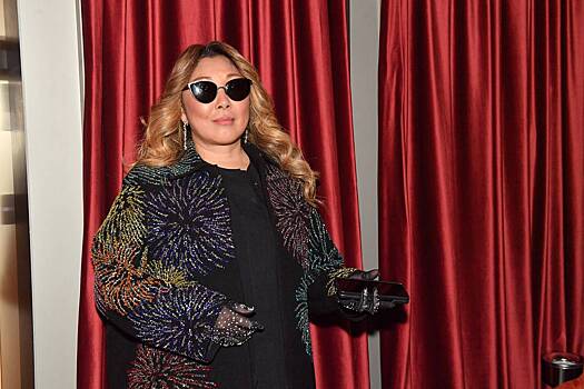 Российская певица отправила ящик соленых огурцов Памеле Андерсон