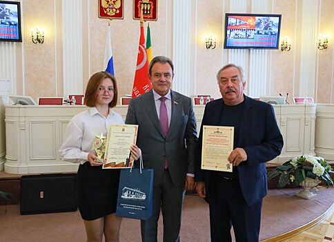 В Пензе Валерий Лидин наградил победителей патриотических конкурсов