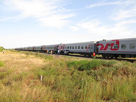 «УАЗ-Патриот» врезался в пассажирский поезд в Саратовской области. В автомобиле не выжил никто