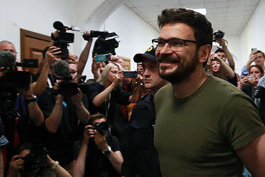 Илья Яшин сообщил, что силовики пришли к его родителям с обыском