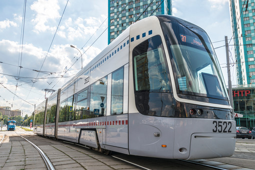 В Екатеринбурге трамвай сошел с путей, потому что их заасфальтировали дорожники