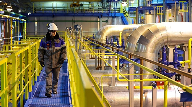 Средние зарплаты россиян достигли 100 тыс. рублей и выше в 10 регионах