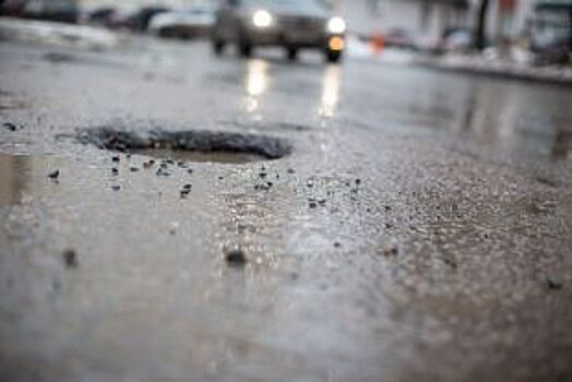 В Белгороде водителю, попавшему в яму на дороге, заплатили за ремонт машины