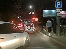 Выпавшие из прицепа курицы стали причиной затора на кировской улице