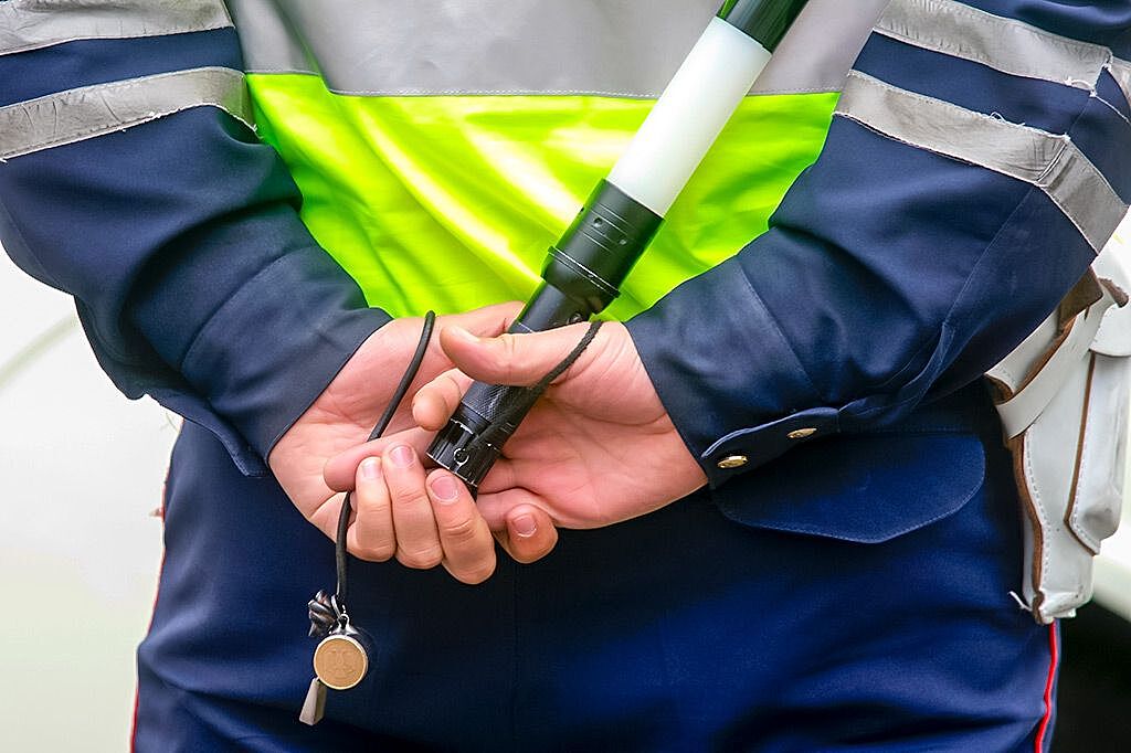 Новый скандал: инспектор ГИБДД заковал водителя за отказ жать на тормоза