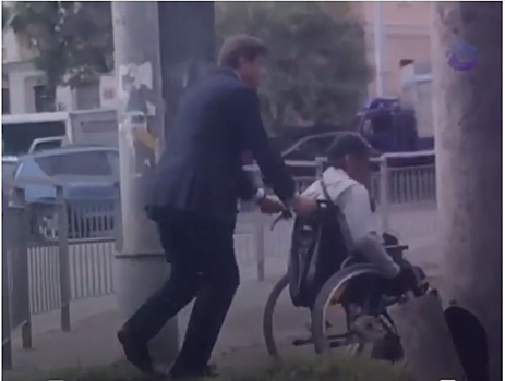 Мэр Владивостока Веркеенко увез инвалида‐попрошайку с оживленной автодороги. Видео