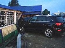 В Нижневартовске водитель на иномарке врезался в ларек