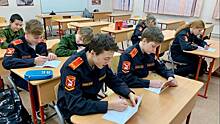 Московские школьники и студенты колледжей поздравили Героев страны