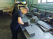 Поработаем. Школьники из Барнаула все чаще на каникулах идут на завод