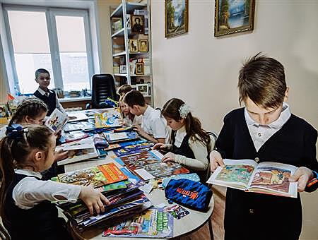 Самарские нефтяники подарили детям книги