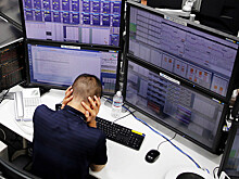 Снижение доллара объяснили запасами нефти и торговой войной