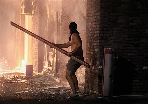 Протестующие напали на полицию в Сербии