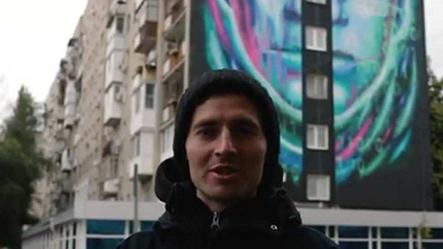 Автор саратовского граффити «Лицо времени» рассказал о следящих за людьми технологиях