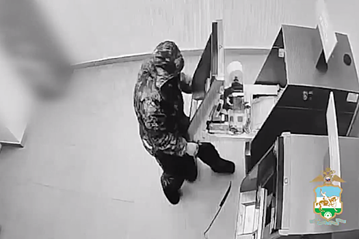 В Башкирии задержали мужчину, пытавшегося вскрыть гвоздодером банкомат