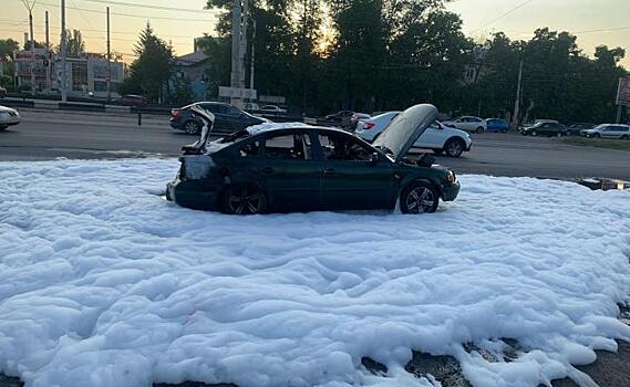 В Курске на Льговском повороте сгорел автомобиль «Фольксваген Пассат»