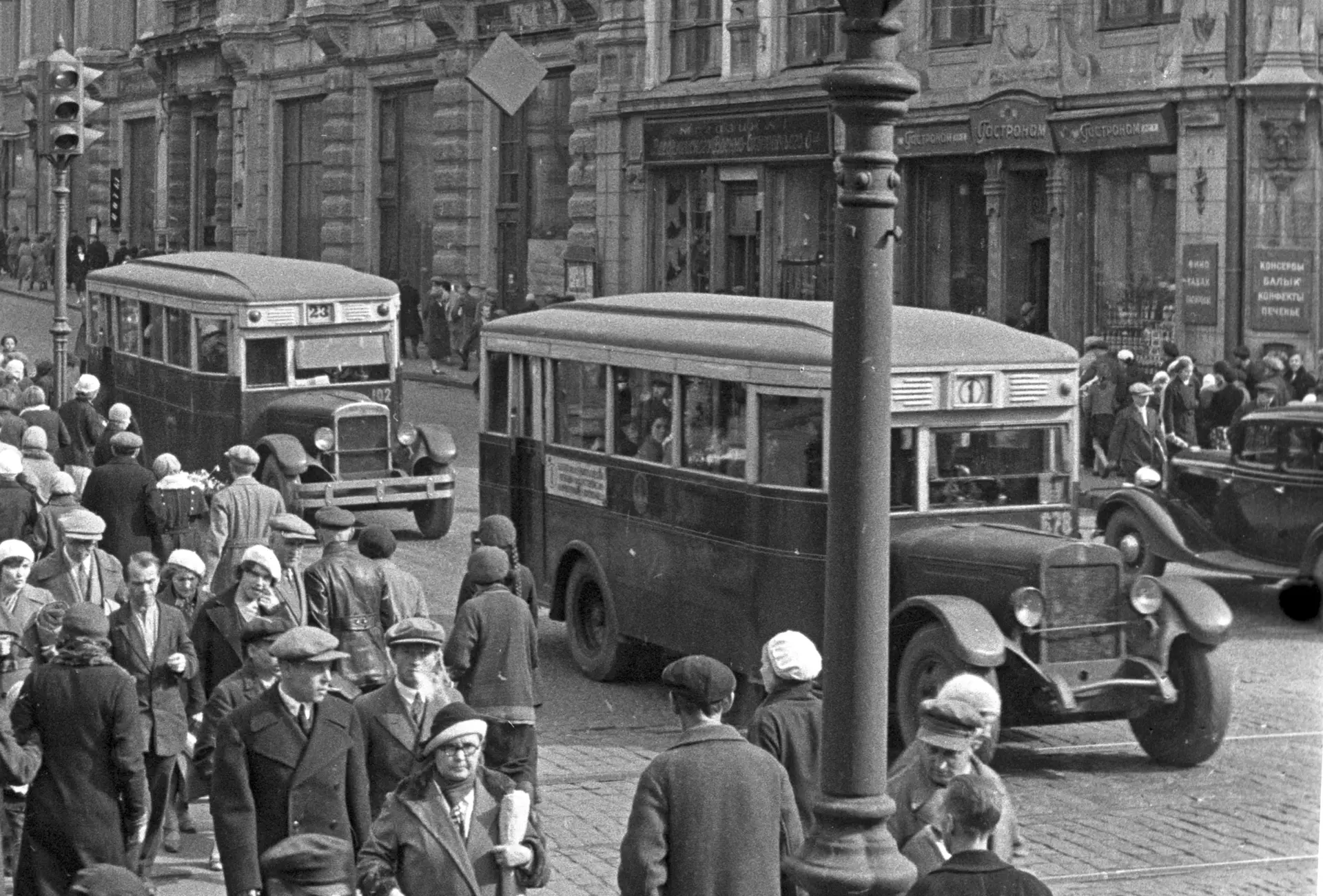 46 1 автобус. Первый автобус в Москве 1907. Автобус 1 Москва. Карз-л-1 автобус. Машины 1930 автобус Москва.