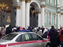 В Санкт-Петербурге эвакуировали посетителей Эрмитажа