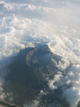 Вулкан Эбеко на Курилах выбросил пепел на высоту 2 км