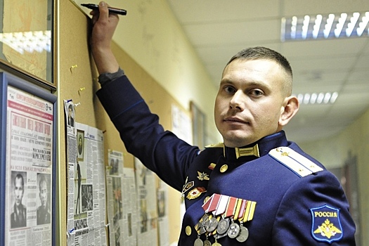 Пес-предсказатель и любимые кроссовки: гвардии лейтенант рассказал о работе командира «за кадром»