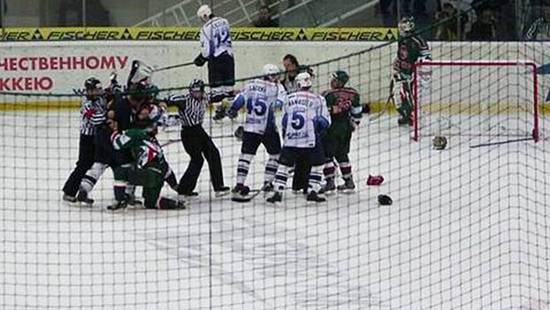 Скандальная драка в российском хоккее. Украинца Шахрайчука пинали ногами за атаку на игроков «Ак Барса»: видео