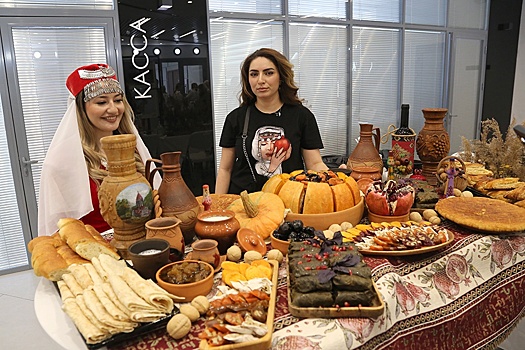 Казанцев, пришедших на выборы, угостили блюдами народов мира