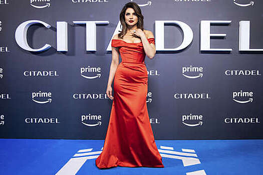 40-летняя Приянка Чопра пришла на премьеру в корсетном платье с глубоким декольте