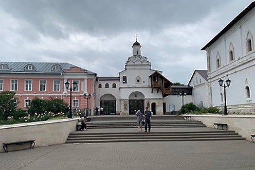Владычный монастырь в Серпухове: чудотворная «Неупиваемая чаша» и павлинье царство