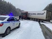 Водитель большегруза влетел в отбойник на трассе М-5