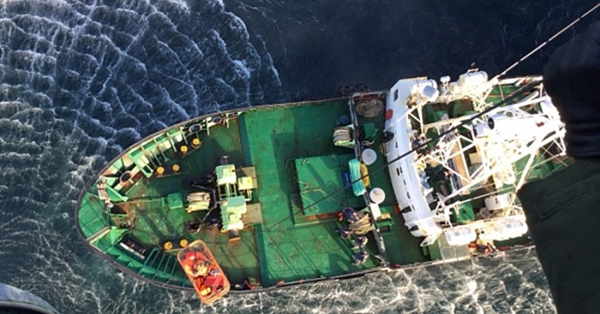 Спасатели эвакуировали моряка с черепно-мозговой травмой с траулера в Охотском море