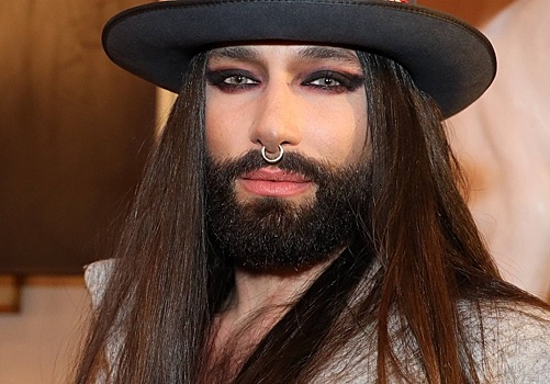 Большое кольцо в носу, густая борода и смоки-макияж: как Кончита Вурст пытается выглядеть мужественней