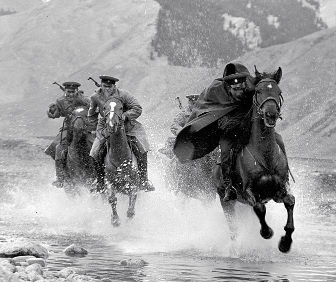 28 мая в России отмечается День пограничника. Как выглядела служба на границе раньше — в нашей фотогалерее. На фото: Пограничники на лошадях преследуют нарушителя, 1966.