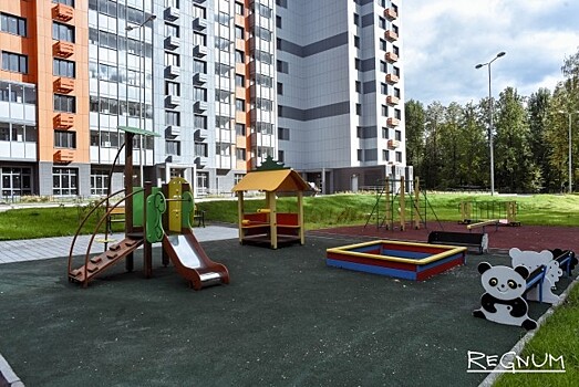 Прокуратура проверит жалобу по инциденту на детской площадке в Петербурге