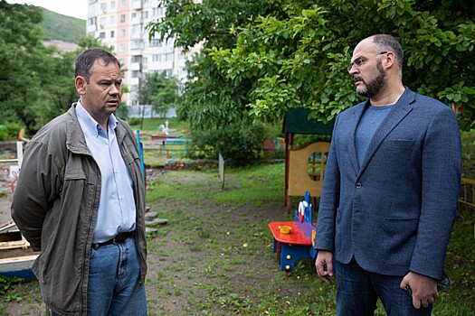 Ход установки теневых навесов в детских садах Владивостока проверил мэр
