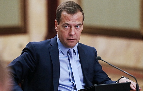 Медведев рассказал о работе над "тяжелым бюджетом"