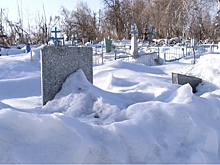 Жители вынуждены расчищать кладбище от снега, чтобы похоронить родных