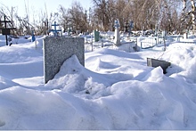 Жители вынуждены расчищать кладбище от снега, чтобы похоронить родных