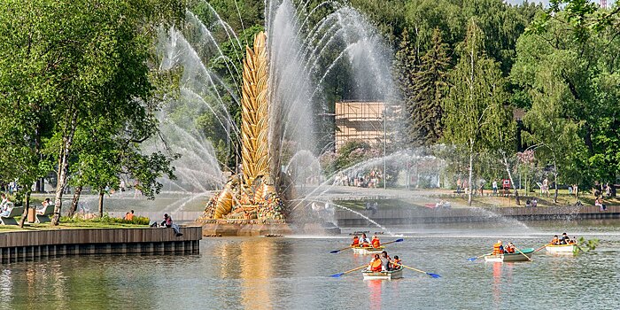 Сезон катания на лодках открылся на ВДНХ